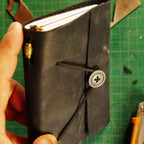 Cartera Viajera Artesanal | Cuero Crazy Horse Negra
