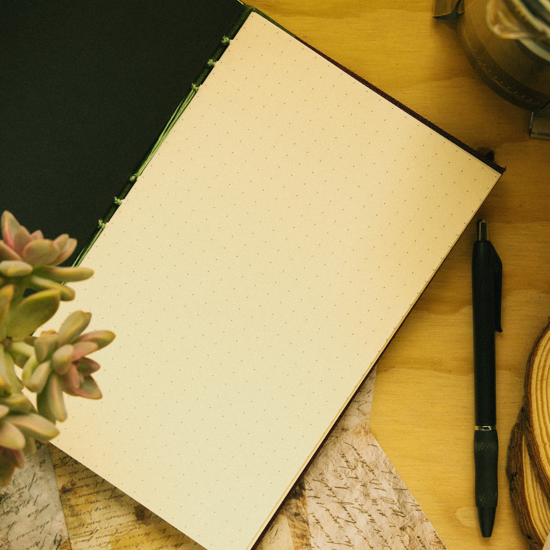 Búho Lector · Tela Amy Deco Borgoña