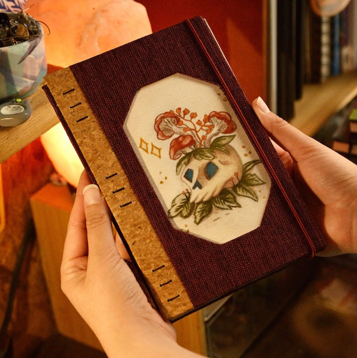 Cuaderno Artesanal Morado Corcho Craneo Hongo