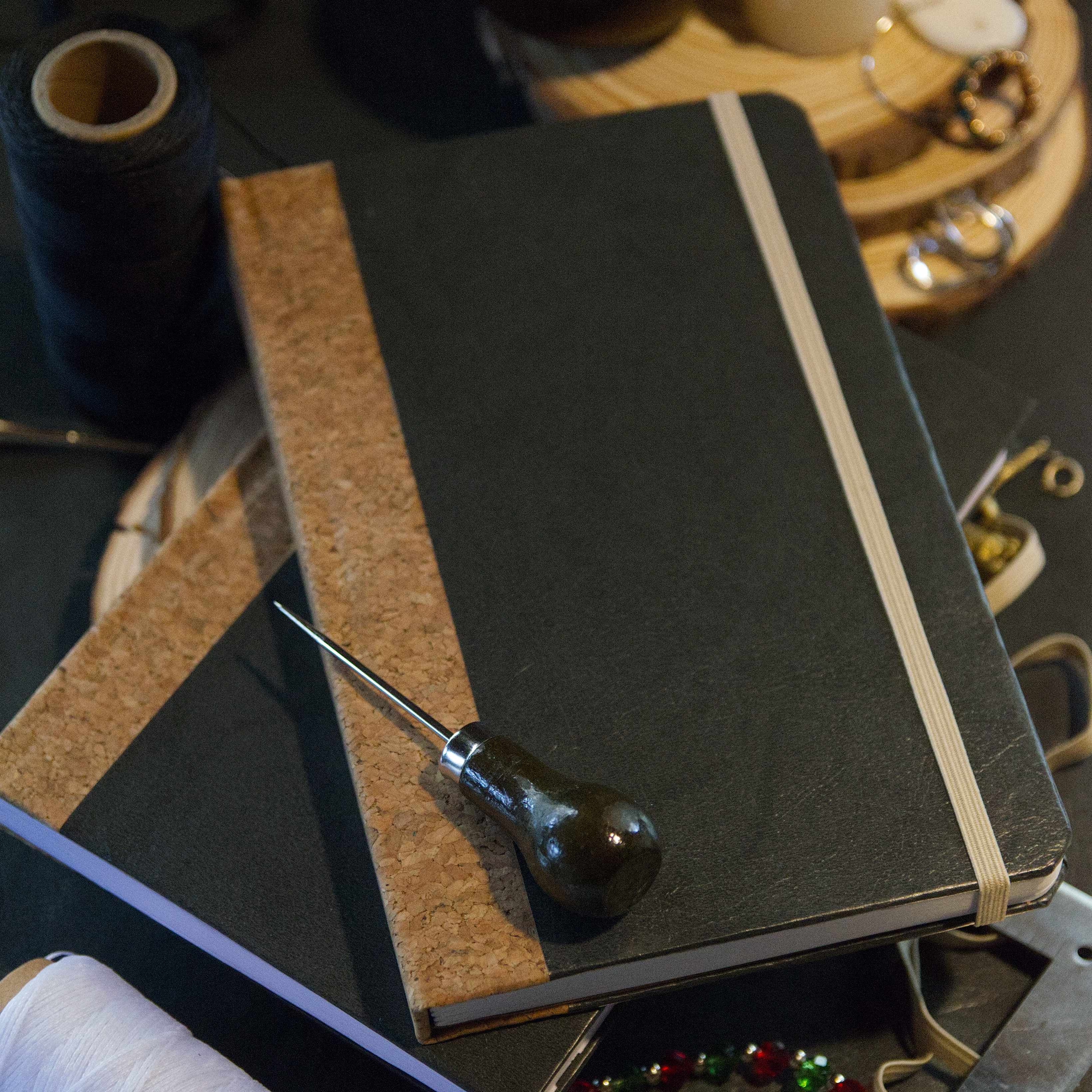 Cuaderno Artesanal Negro con Corcho 4