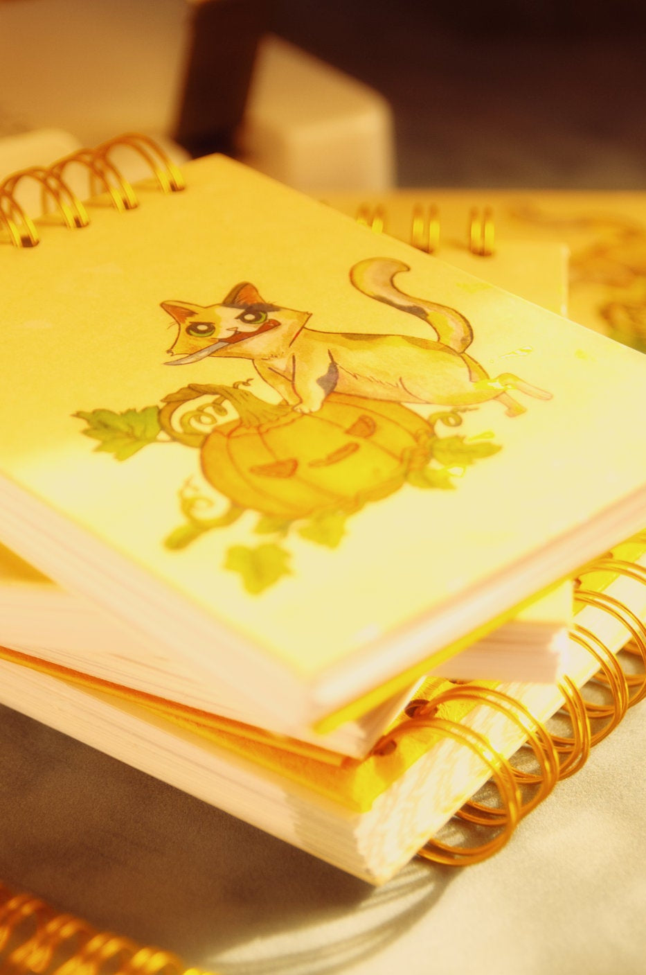 Gato Decorando Calabazas