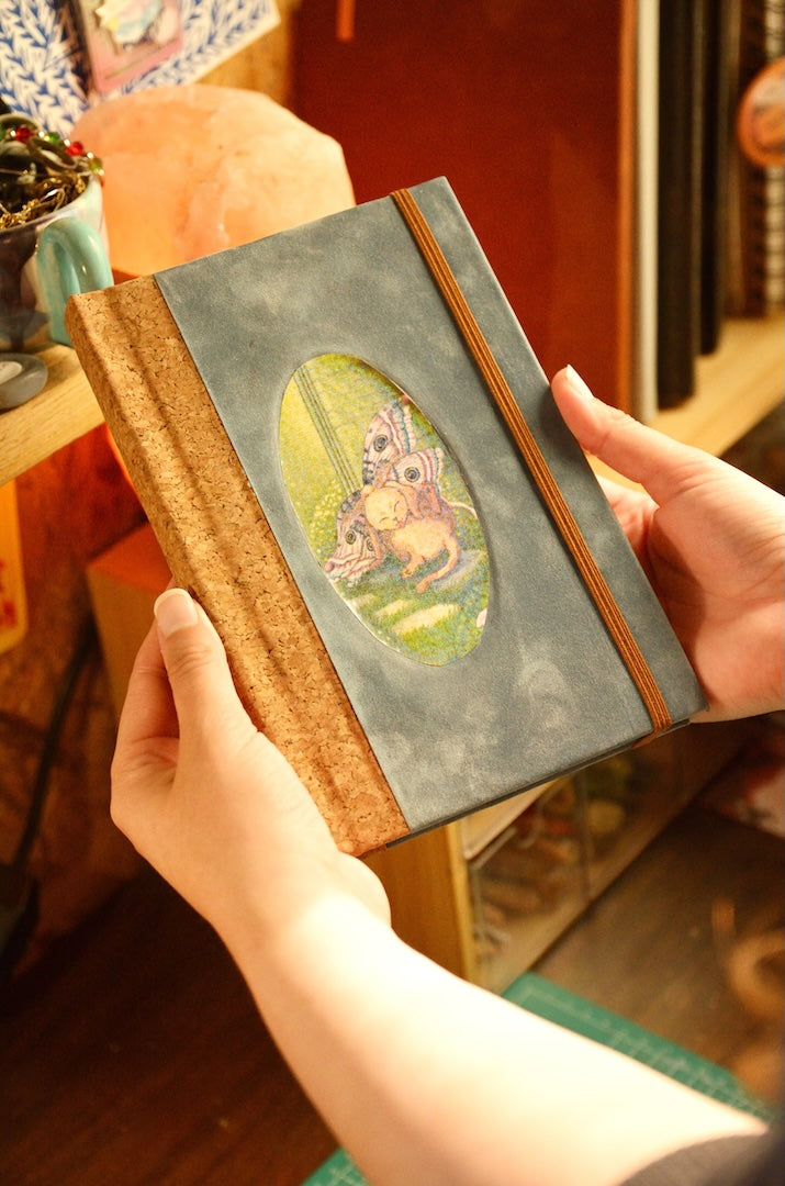 Cuaderno Artesanal Azul Pizarra + Lomo de Corcho | Ilustración Original de Acuarela