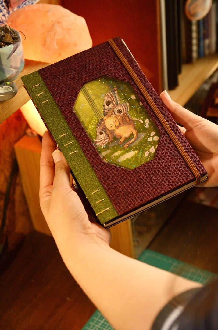 Cuaderno Artesanal Tela Amy Deco | Ilustración Original de Acuarela