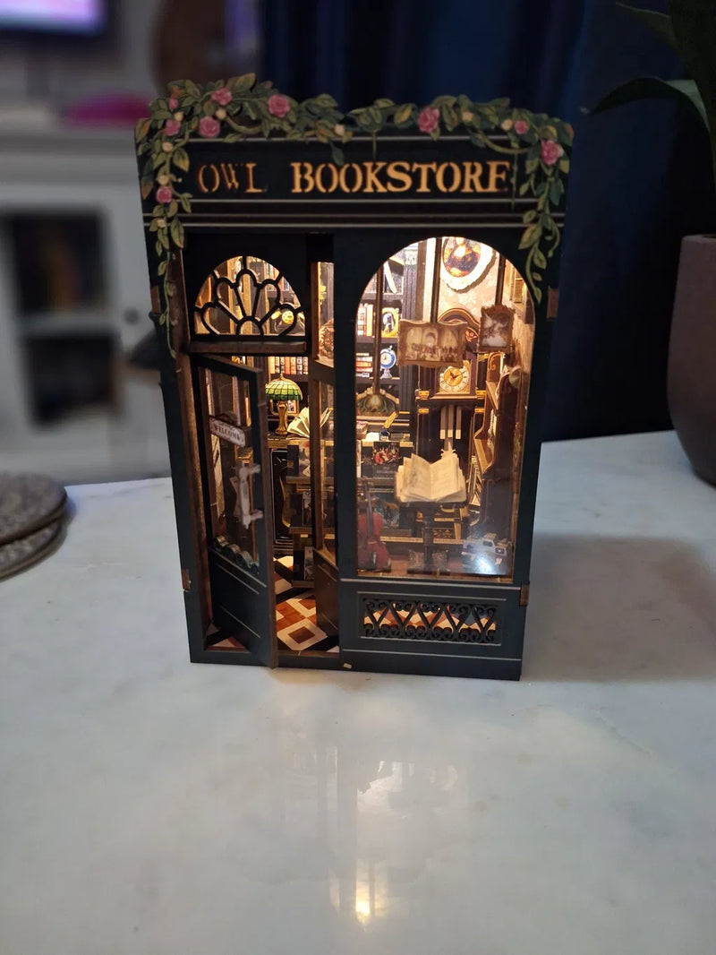 Detalle de las estanterías de madera y faroles miniatura de la librería secreta, hecha a mano por Tinta y Misterio