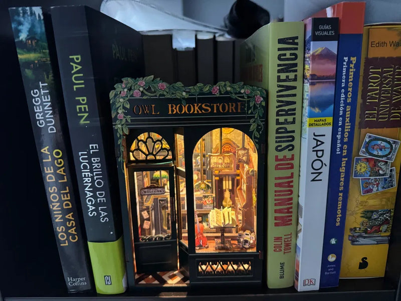 Miniatura La Librería del Búho armada y con luz LED encendida, kit DIY book nook para insertar entre libros