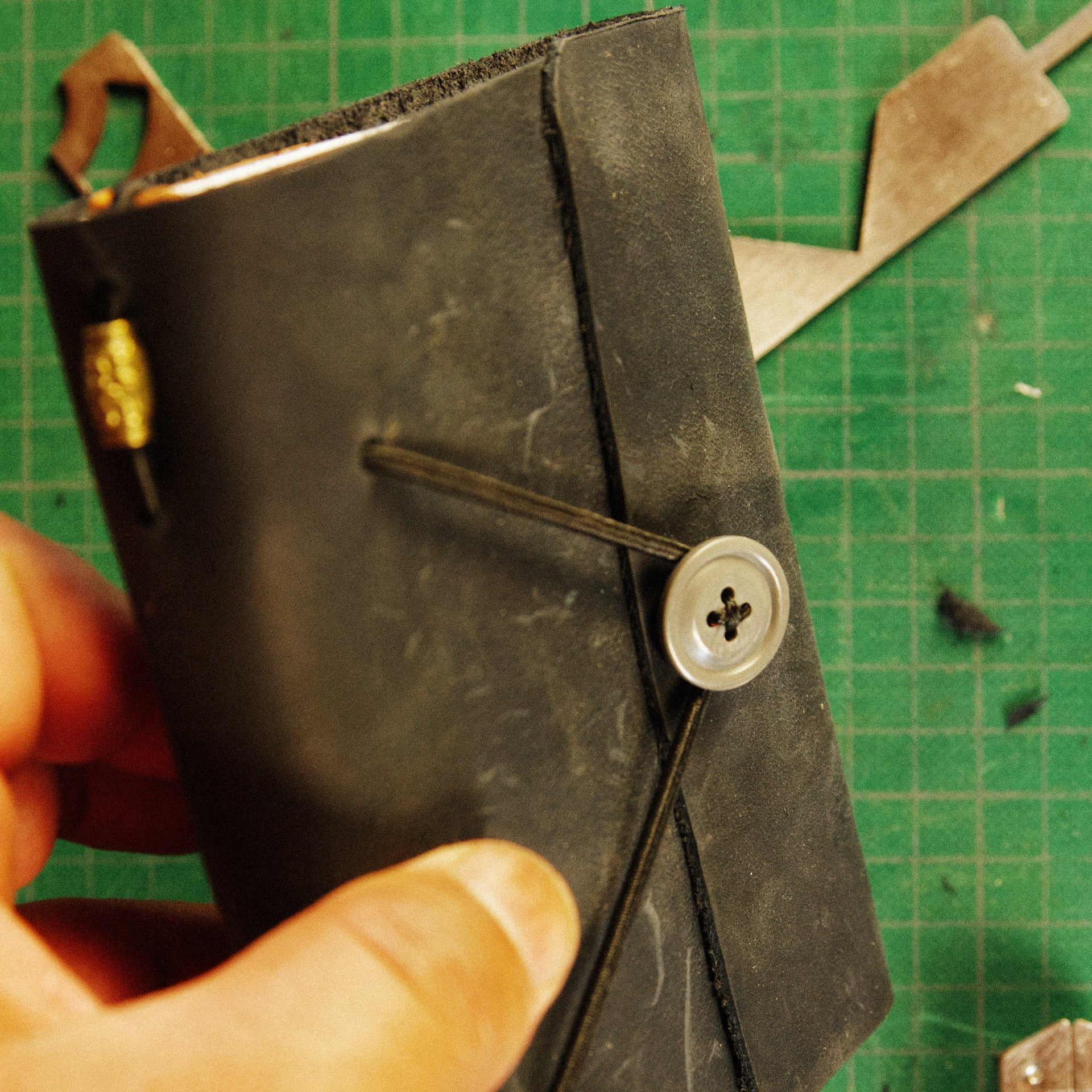 Cartera Viajera Artesanal | Cuero Crazy Horse Negra - Tinta y Misterio