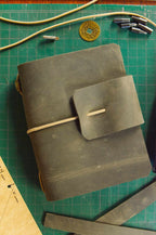 Cartera Viajera Artesanal | Cuero Crazy Horse Verde - Tinta y Misterio