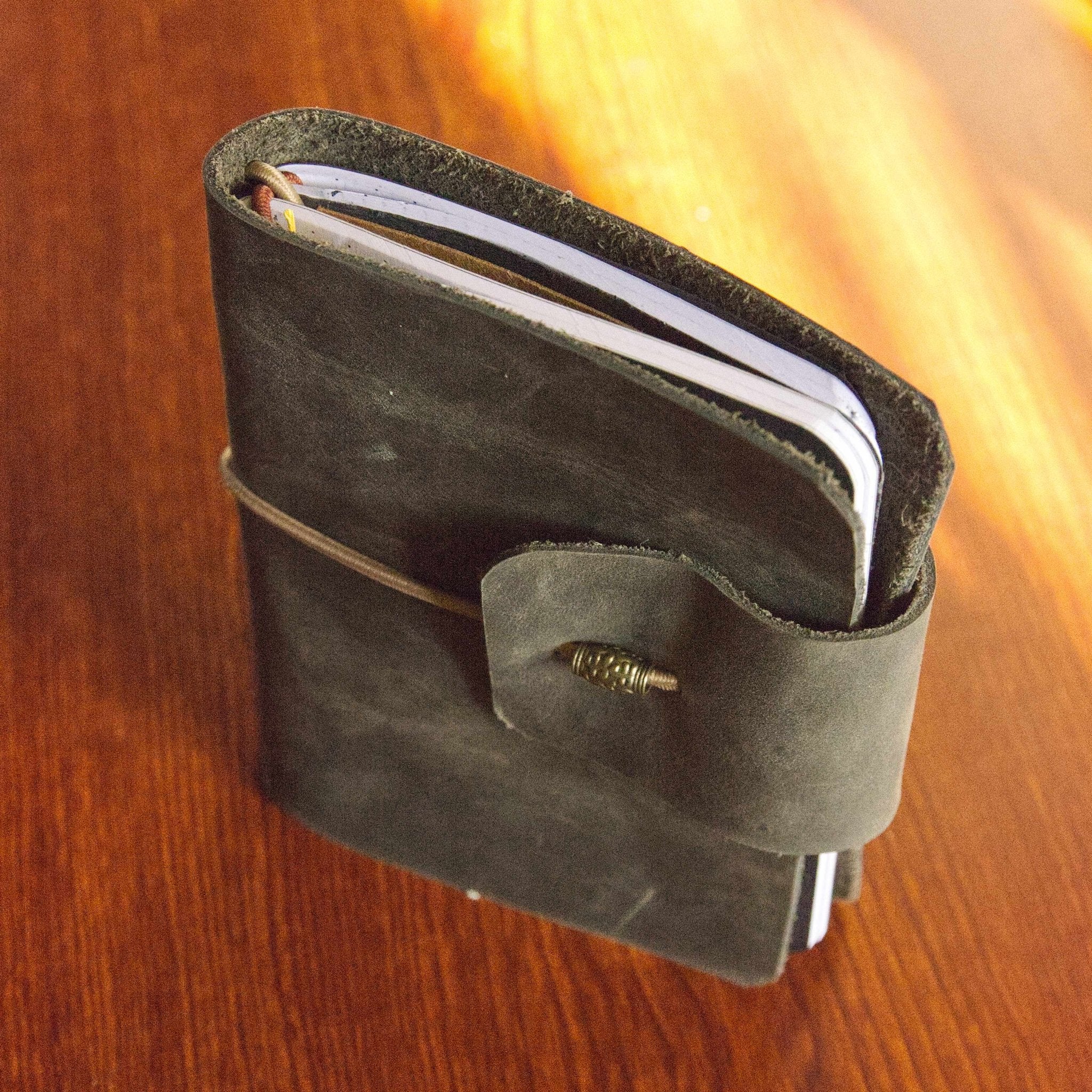 Cartera Viajera Artesanal | Cuero Crazy Horse Verde - Tinta y Misterio