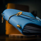 Cartera Viajera · Piel Sintética - Tinta y Misterio