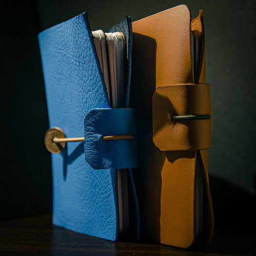 Cartera Viajera · Piel Sintética - Tinta y Misterio