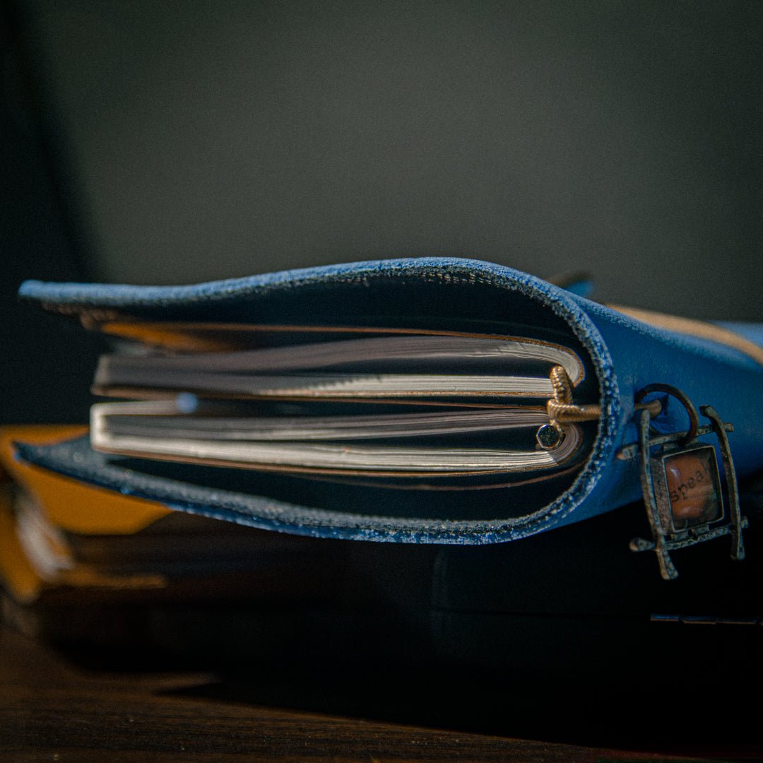Cartera Viajera · Piel Sintética - Tinta y Misterio