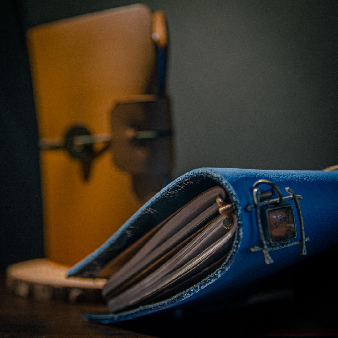 Cartera Viajera · Piel Sintética - Tinta y Misterio