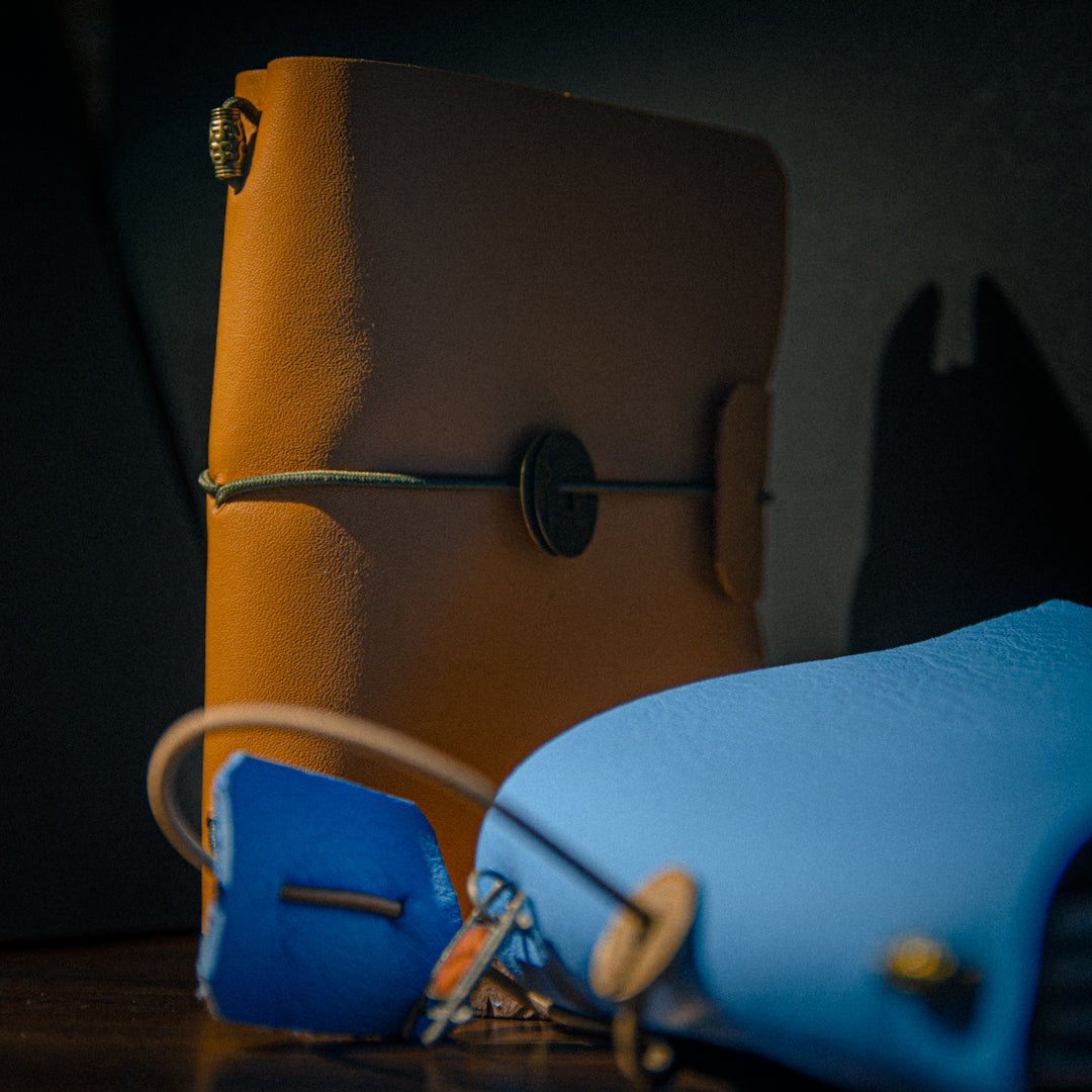 Cartera Viajera · Piel Sintética - Tinta y Misterio