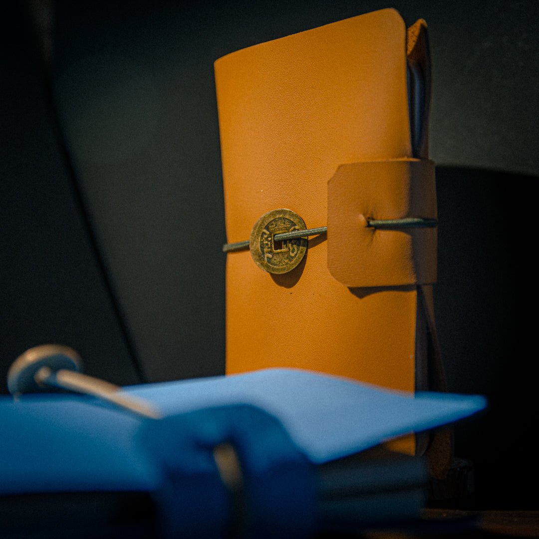 Cartera Viajera · Piel Sintética - Tinta y Misterio