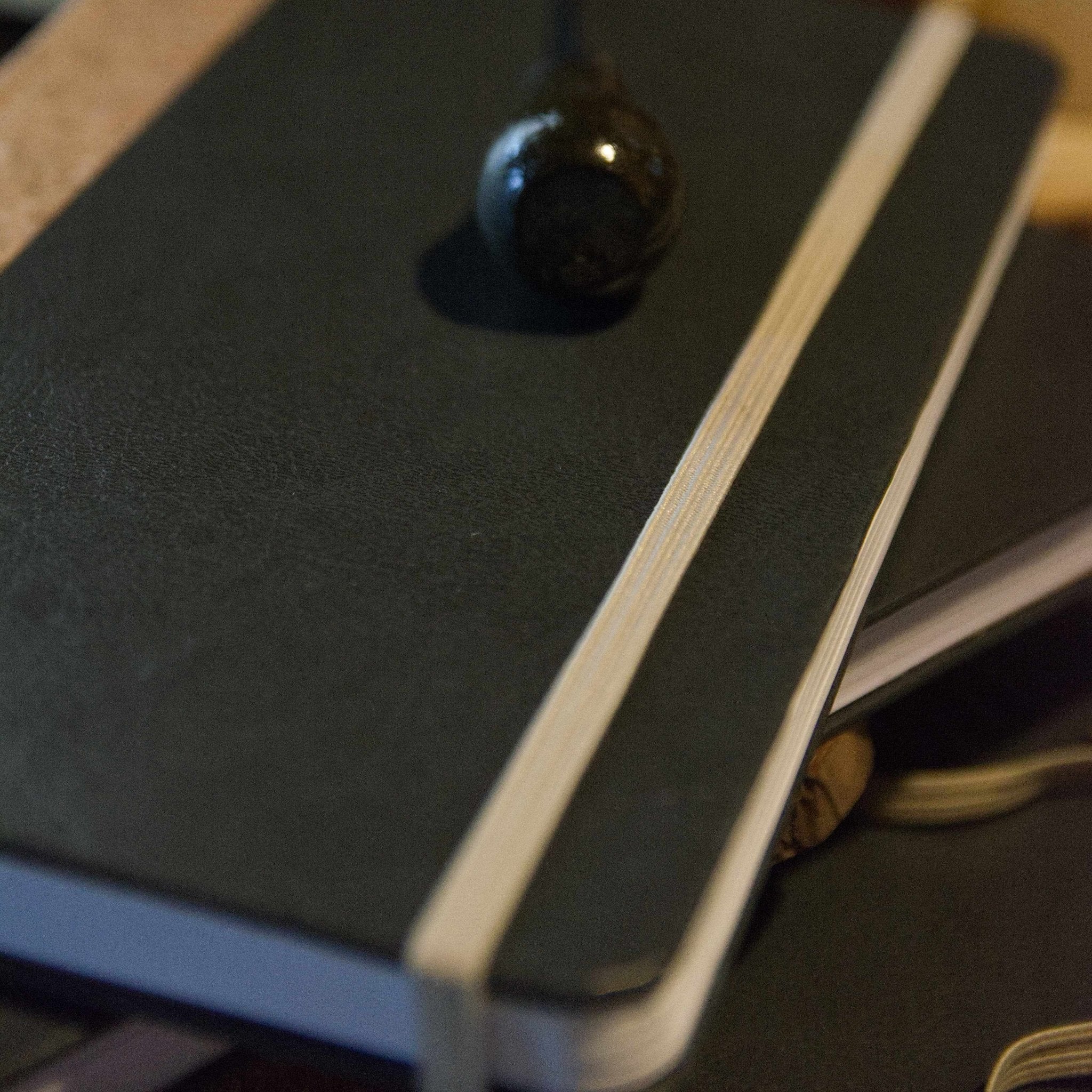 Cuaderno Artesanal · Cubierta Negra con Lomo de Corcho - Tinta y Misterio