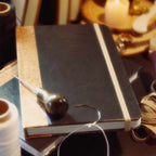 Cuaderno Artesanal · Cubierta Negra con Lomo de Corcho - Tinta y Misterio