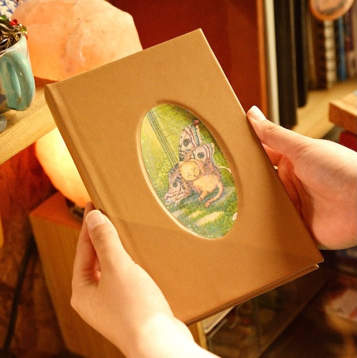 Cuaderno con Lomo | Cuero Sintético + Ilustración - Tinta y Misterio