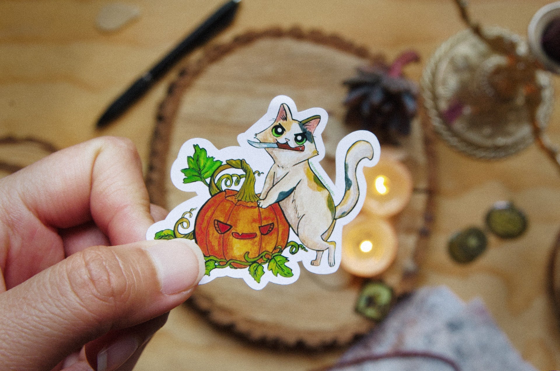 Gatita Traviesa de Halloween — Sticker de Vinil Impermeable - Tinta y Misterio