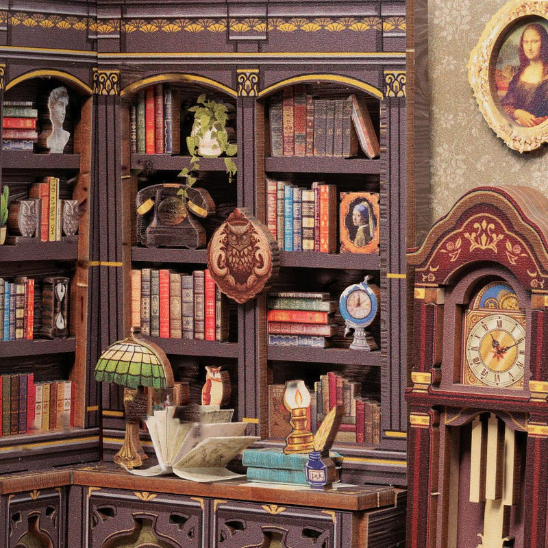 Kit book nook La Librería del Búho colocado entre libros en un estante, creando un rincón mágico oculto
