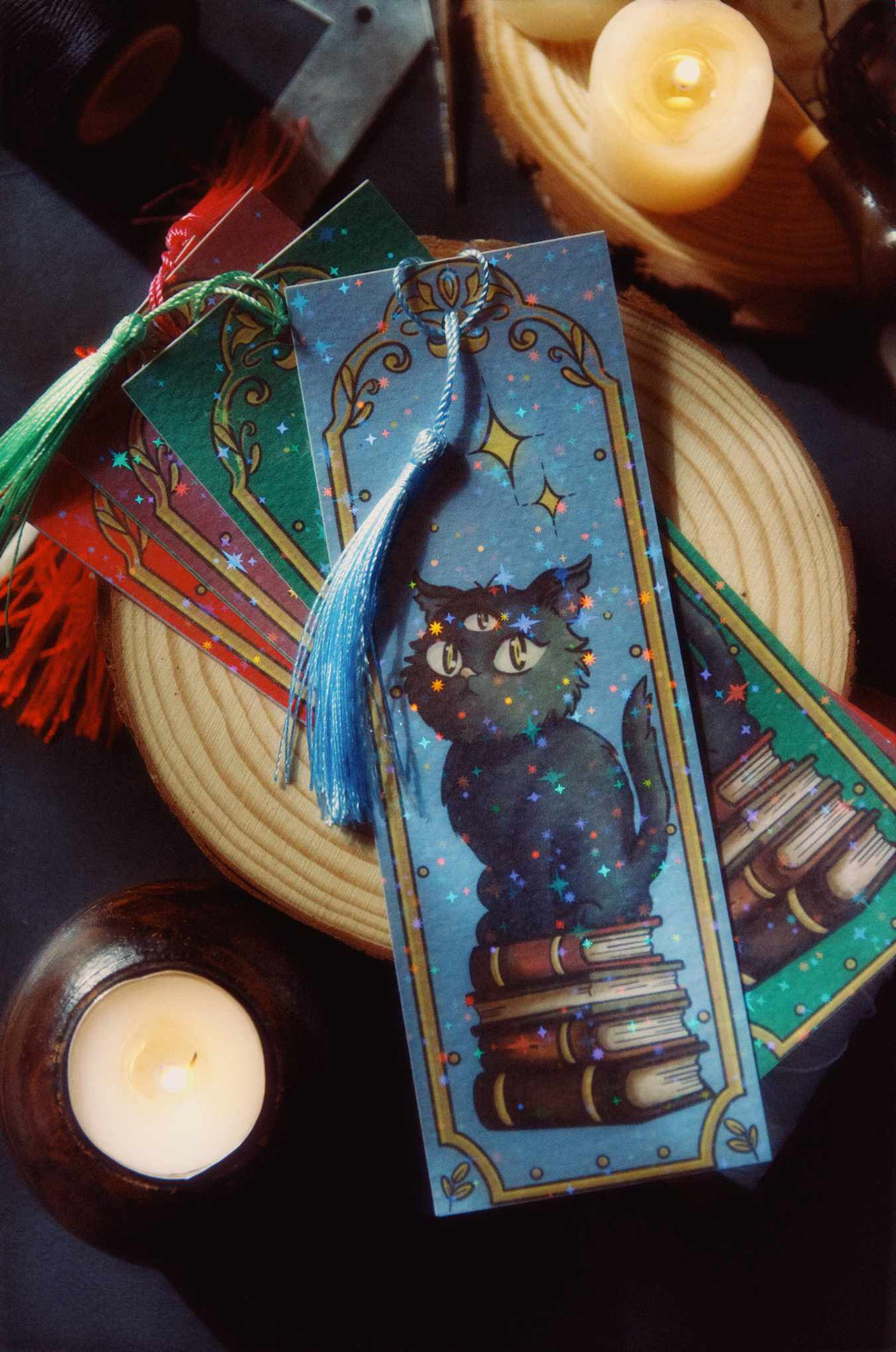 Marcapáginas Gato sobre Libros | Laminado Holográfico - Tinta y Misterio