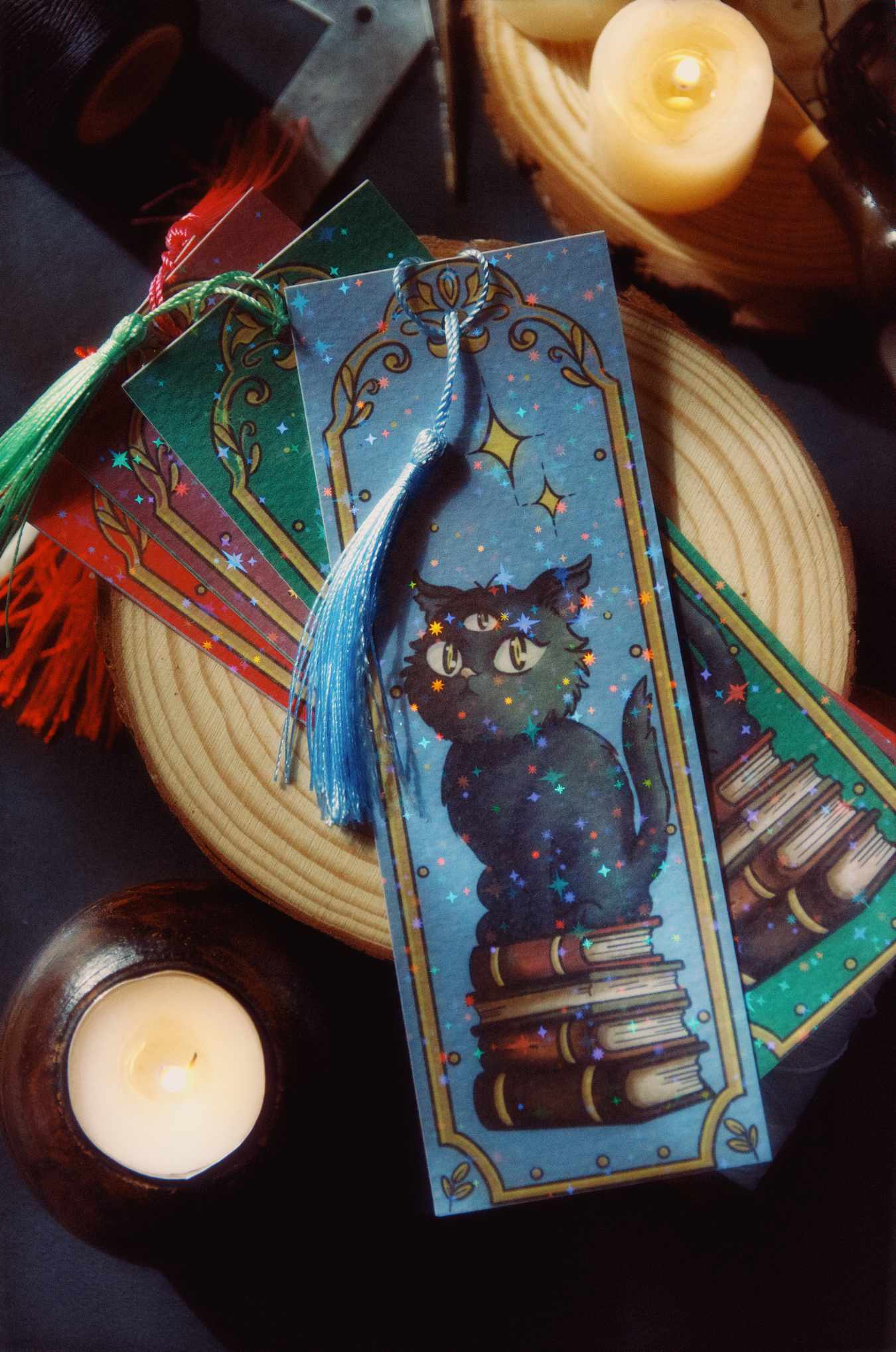 Marcapáginas Gato sobre Libros | Laminado Holográfico - Tinta y Misterio