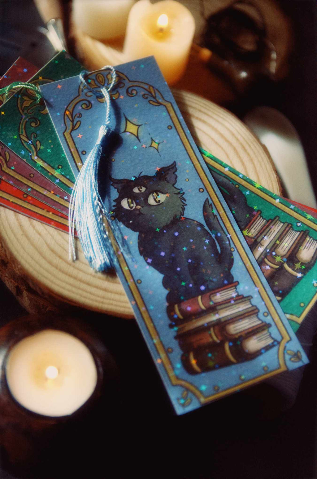 Marcapáginas Gato sobre Libros | Laminado Holográfico - Tinta y Misterio