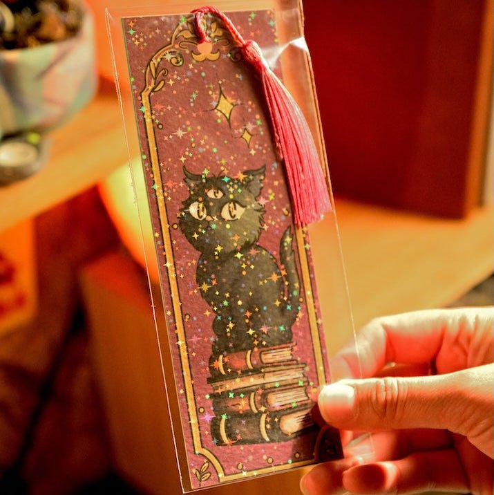 Marcapáginas Gato sobre Libros | Laminado Holográfico - Tinta y Misterio