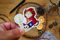 Sticker Gato Hechicero Místico con Capucha Roja – Calcomanía de Vinil - Tinta y Misterio