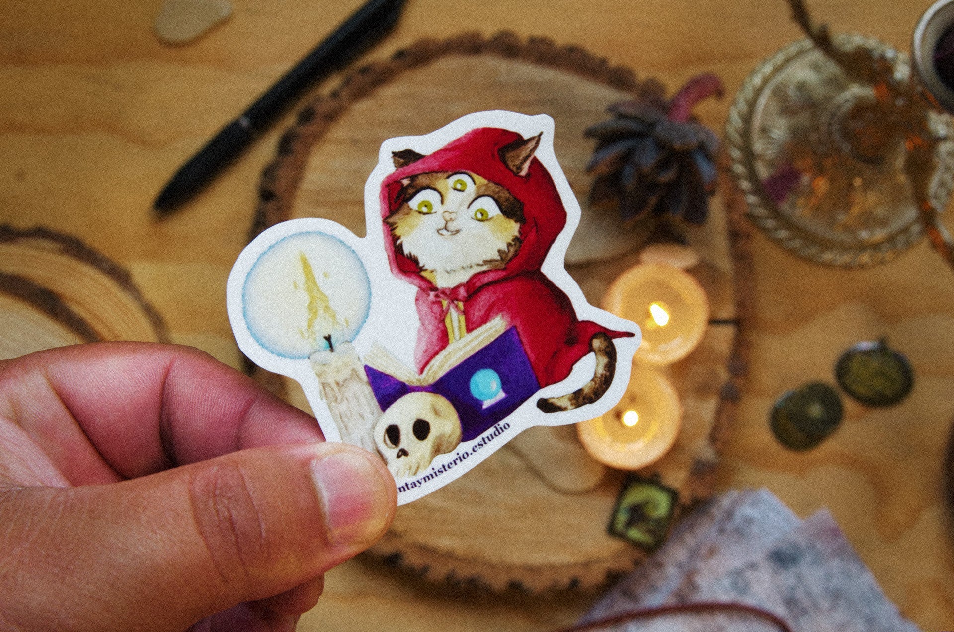 Sticker Gato Hechicero Místico con Capucha Roja – Calcomanía de Vinil - Tinta y Misterio